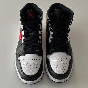 NIKE AIR JORDAN 1 MID BLACK/ CHILE/ RED/ WHITE US 9.5